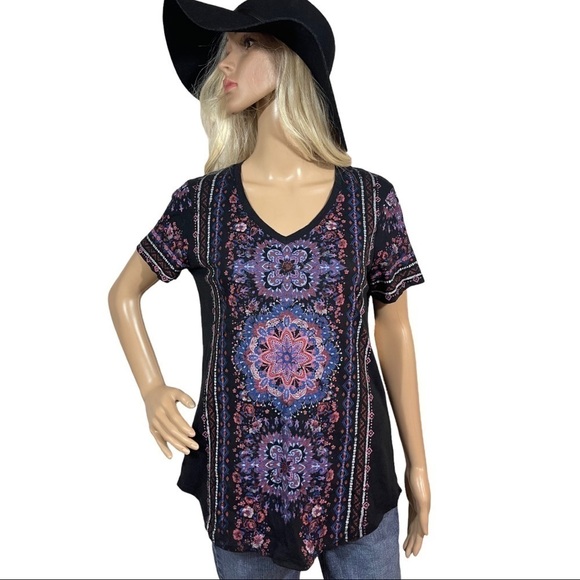 St. John’s Bay Black and floral print V-neck top - Picture 1 of 9